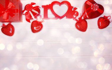 aşk sevgililer günü hediyesi için hediye kutusu kalpleri dekor
