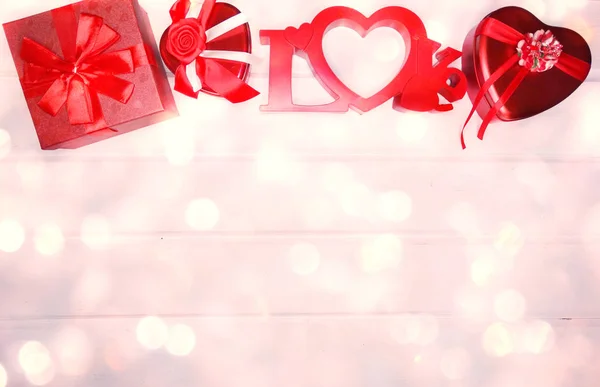 Aşk sevgililer günü hediyesi için hediye kutusu kalpleri dekor — Stok fotoğraf