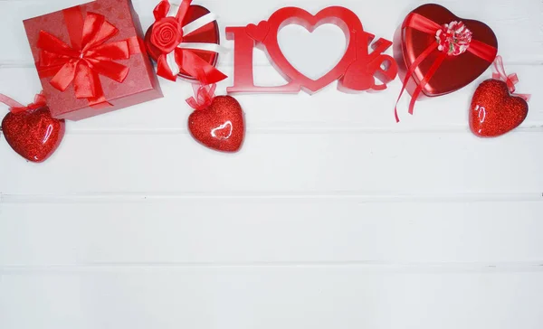 Decoração de corações de caixa de presente para o presente de dia de amor dos namorados — Fotografia de Stock