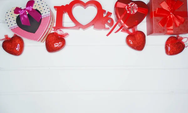 Decoração de corações de caixa de presente para o presente de dia de amor dos namorados — Fotografia de Stock