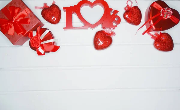 Decoração de corações de caixa de presente para o presente de dia de amor dos namorados — Fotografia de Stock