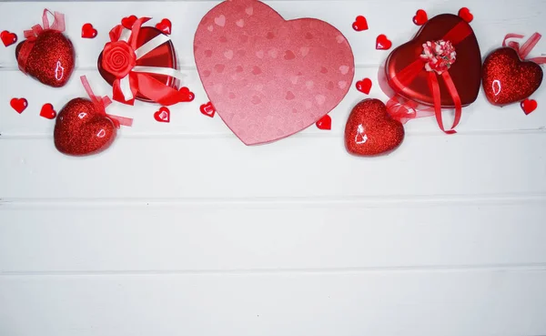 Decoração de corações de caixa de presente para o presente de dia de amor dos namorados — Fotografia de Stock