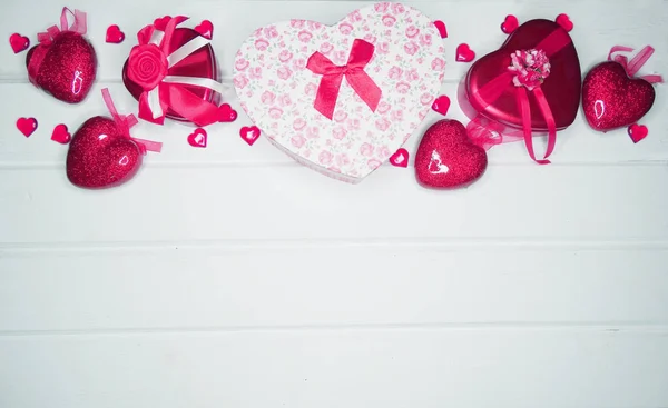 Regalo caja corazones decoración para el regalo del día de San Valentín amor —  Fotos de Stock