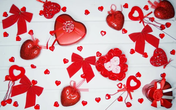 Cadeau boîte coeurs décor pour l'amour cadeau Saint-Valentin — Photo