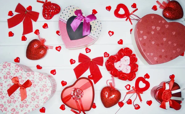 Regalo caja corazones decoración para el regalo del día de San Valentín amor —  Fotos de Stock