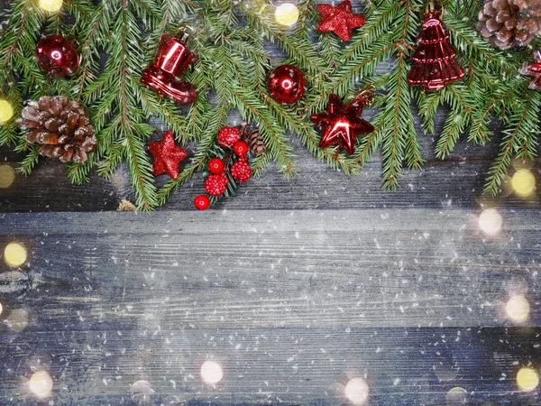 Χειμερινό φόντο με τα κλαδιά ελάτου διακόσμηση και το χιόνι — Φωτογραφία Αρχείου