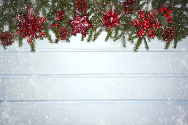 Zimowe tło z dekorami jodłowych i śniegiem — Zdjęcie stockowe