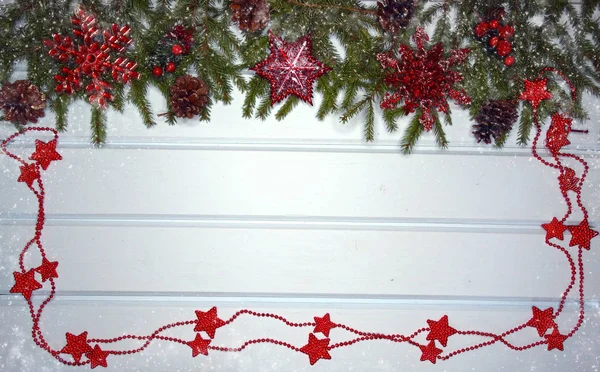 Fondo de invierno con ramas de abeto decoración y nieve — Foto de Stock
