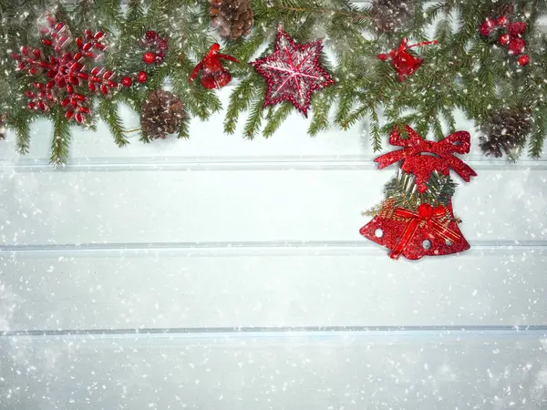 Fondo de invierno con ramas de abeto decoración y nieve — Foto de Stock