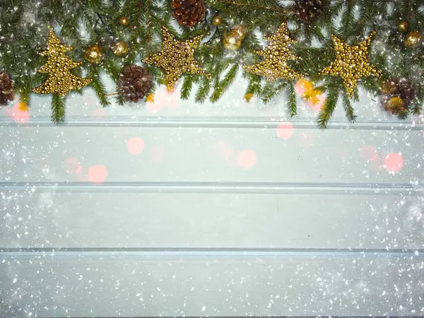 Зимовий фон з ялиновими гілками декор і сніг — стокове фото