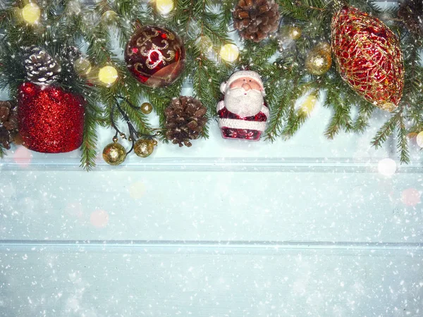 Χειμερινό φόντο με τα κλαδιά ελάτου διακόσμηση και το χιόνι — Φωτογραφία Αρχείου