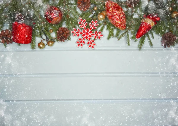 Zimowe tło z dekorami jodłowych i śniegiem — Zdjęcie stockowe