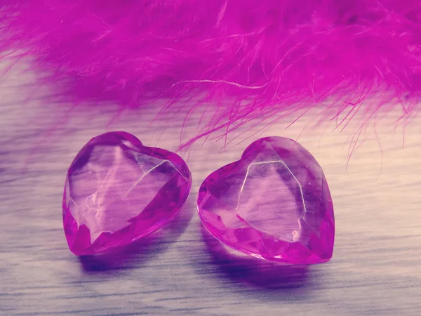 Δύο κρύσταλλοι στολίδι καρδιές ημέρα του Αγίου Βαλεντίνου φόντο — Φωτογραφία Αρχείου