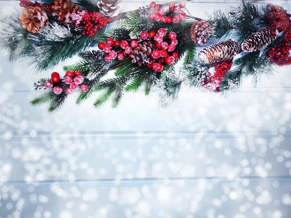 Fondo de invierno con ramas de abeto conos y nieve — Foto de Stock