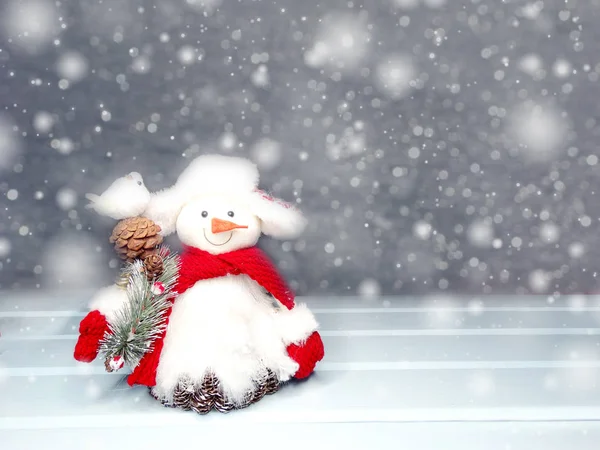 Fondo de invierno con la decoración del muñeco de nieve y nieve — Foto de Stock