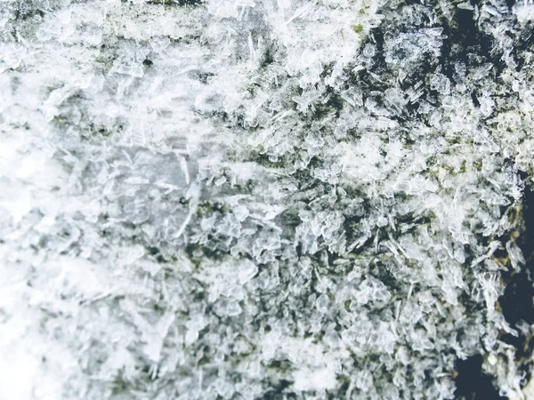 Fundo de inverno com padrões de cristais de flocos de neve e neve em — Fotografia de Stock