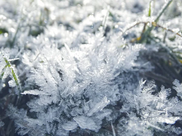 Fundo de inverno com padrões de cristais de flocos de neve e neve em — Fotografia de Stock