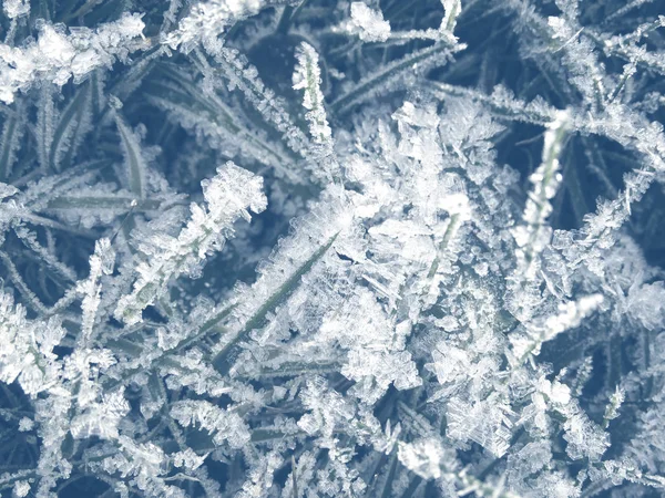 Fondo de invierno con patrones de cristales de copos de nieve y nieve en —  Fotos de Stock