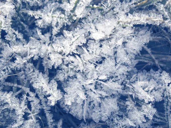 Sfondo invernale con cristalli di fiocchi di neve modelli e neve su — Foto Stock