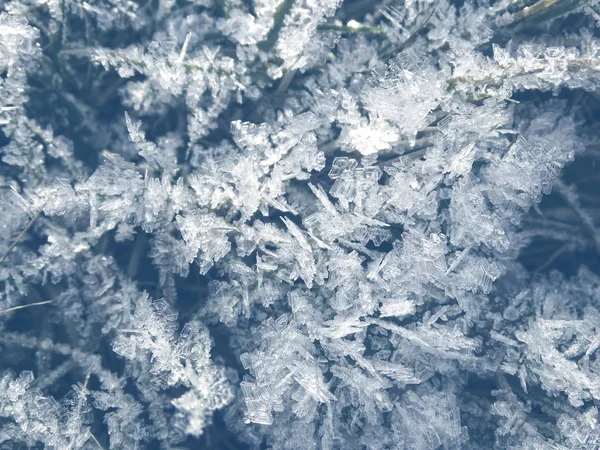 Зимний фон с кристаллами снежинки и снег на — стоковое фото