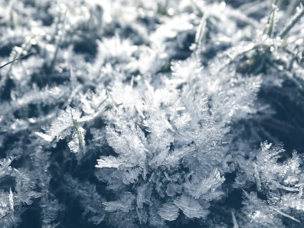 Fondo de invierno con patrones de cristales de copos de nieve y nieve en —  Fotos de Stock