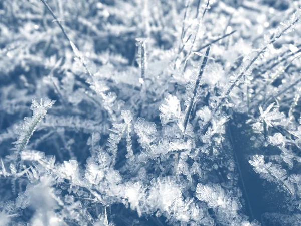 有雪花晶体图案和雪的冬季背景 — 图库照片