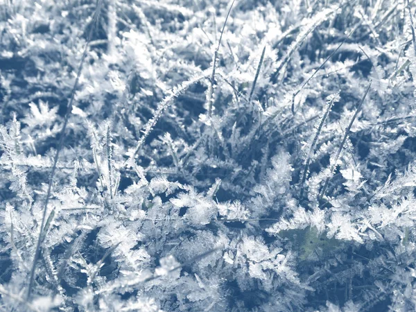 Fondo de invierno con patrones de cristales de copos de nieve y nieve en —  Fotos de Stock