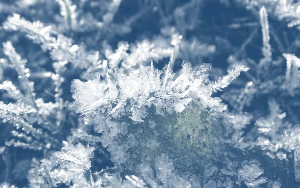 有雪花晶体图案和雪的冬季背景 — 图库照片