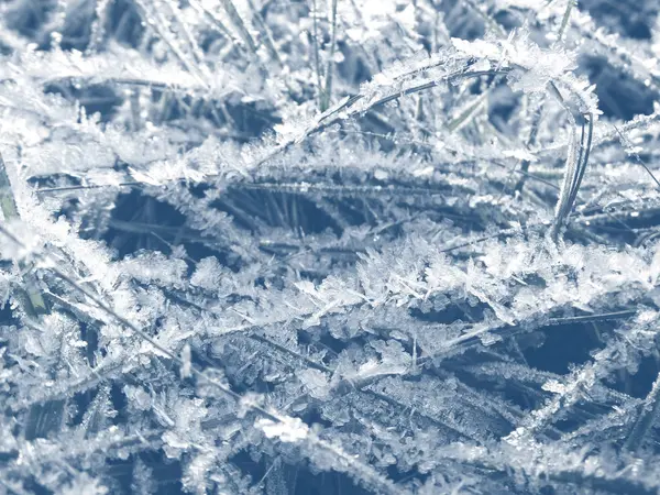 Fondo de invierno con patrones de cristales de copos de nieve y nieve en —  Fotos de Stock