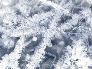 Kar tanelerinin, kristallerin ve karın olduğu kış arkaplanı 