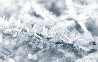 Kar tanelerinin, kristallerin ve karın olduğu kış arkaplanı 
