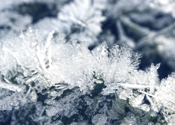 Fondo de invierno con patrones de cristales de copos de nieve y nieve en — Foto de Stock