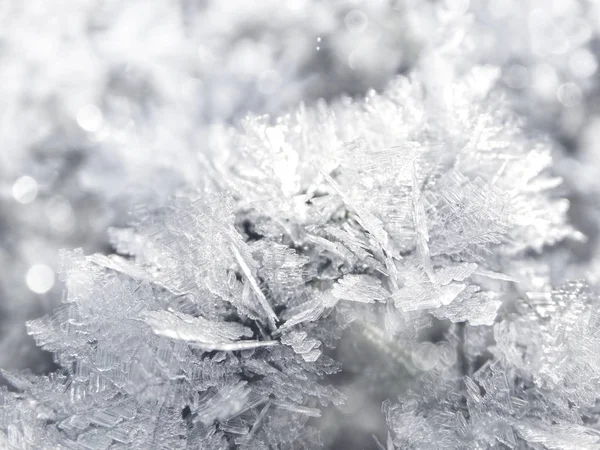 Fondo de invierno con patrones de cristales de copos de nieve y nieve en —  Fotos de Stock