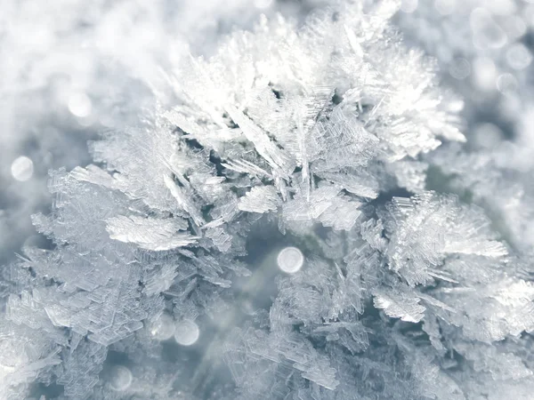 Fondo de invierno con patrones de cristales de copos de nieve y nieve en — Foto de Stock