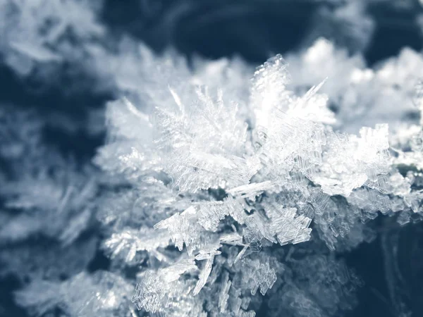 Fondo de invierno con patrones de cristales de copos de nieve y nieve en — Foto de Stock