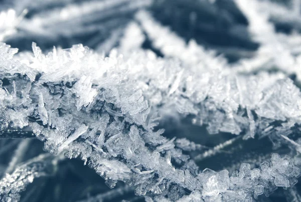 Fondo de invierno con patrones de cristales de copos de nieve y nieve en — Foto de Stock