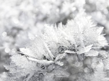 Kar tanelerinin, kristallerin ve karın olduğu kış arkaplanı 