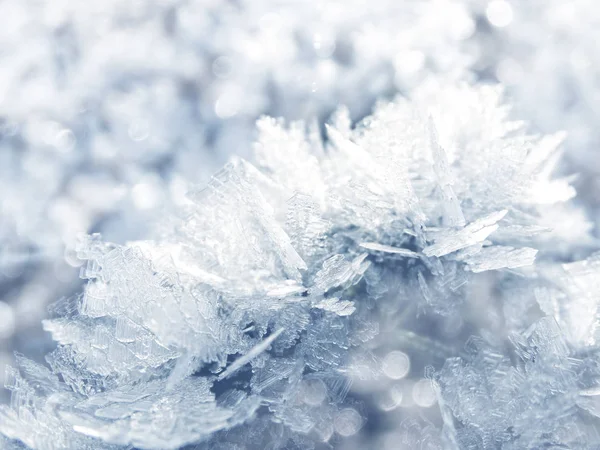 Sfondo invernale con cristalli di fiocchi di neve modelli e neve su — Foto Stock