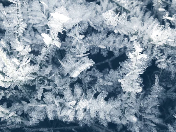 Fond d'hiver avec des motifs de cristaux de flocons de neige et de neige sur — Photo