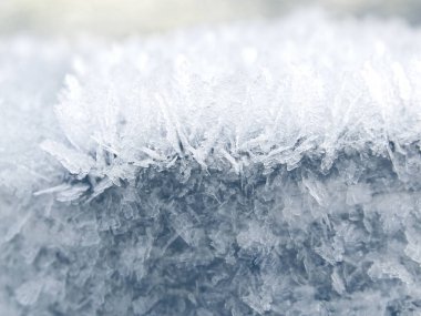 Kar tanelerinin, kristallerin ve karın olduğu kış arkaplanı 