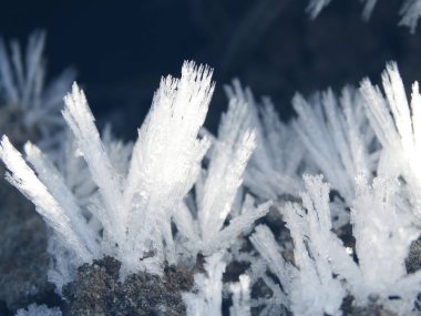 Kar tanelerinin, kristallerin ve karın olduğu kış arkaplanı 