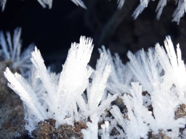 Kar tanelerinin, kristallerin ve karın olduğu kış arkaplanı 