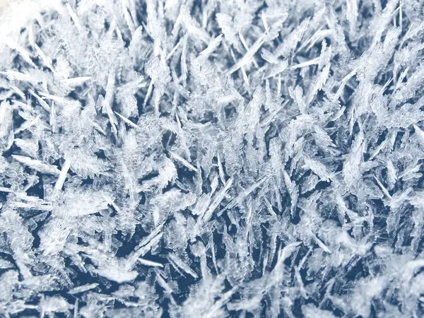 बर्फफ्लेक्स क्रिस्टल्स नमुने आणि बर्फ सह हिवाळा पार्श्वभूमी — स्टॉक फोटो, इमेज