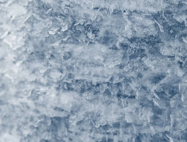 Fondo de invierno con patrones de cristales de copos de nieve y nieve en — Foto de Stock