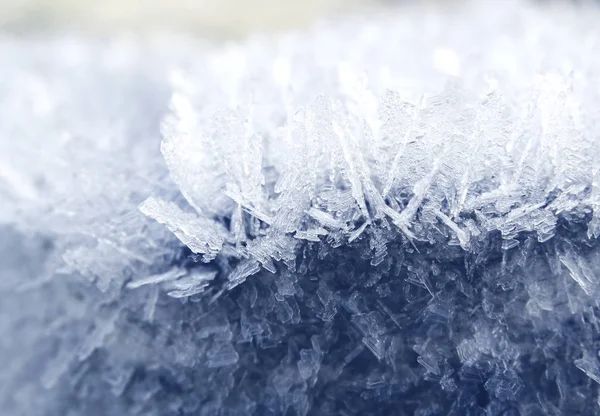 Fond d'hiver avec des motifs de cristaux de flocons de neige et de neige sur — Photo
