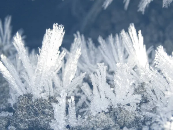 Sfondo invernale con cristalli di fiocchi di neve modelli e neve su — Foto Stock