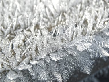 Kar tanelerinin, kristallerin ve karın olduğu kış arkaplanı 