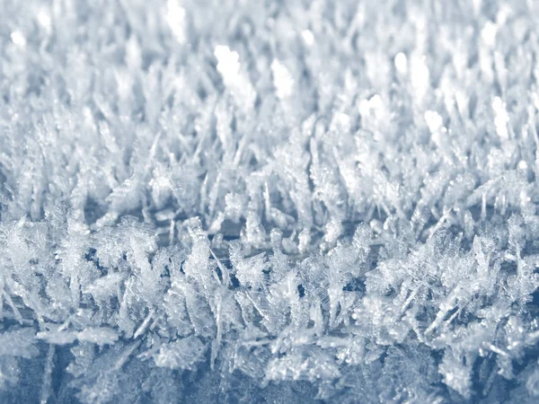 Fondo de invierno con patrones de cristales de copos de nieve y nieve en — Foto de Stock