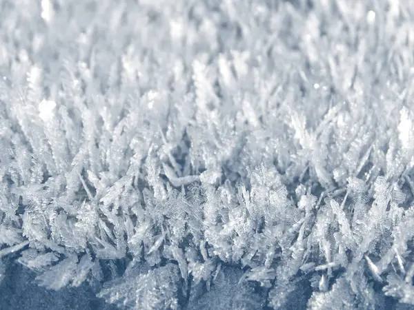 有雪花晶体图案和雪的冬季背景 — 图库照片