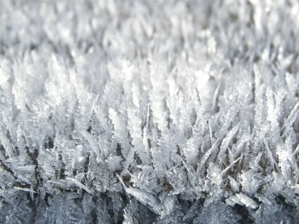 겨울의 배경에는 눈송이의 무늬와 눈이 덮여 있다 — 스톡 사진